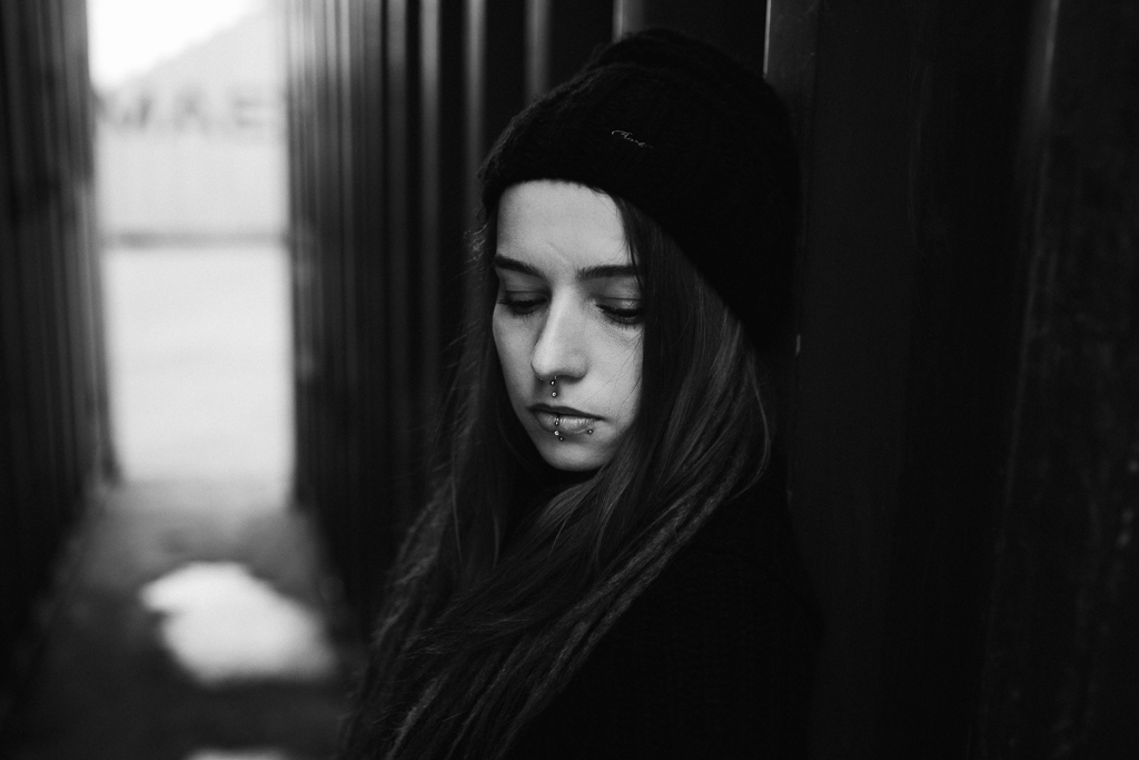 Monochromes Portrait von einer jungen Frau