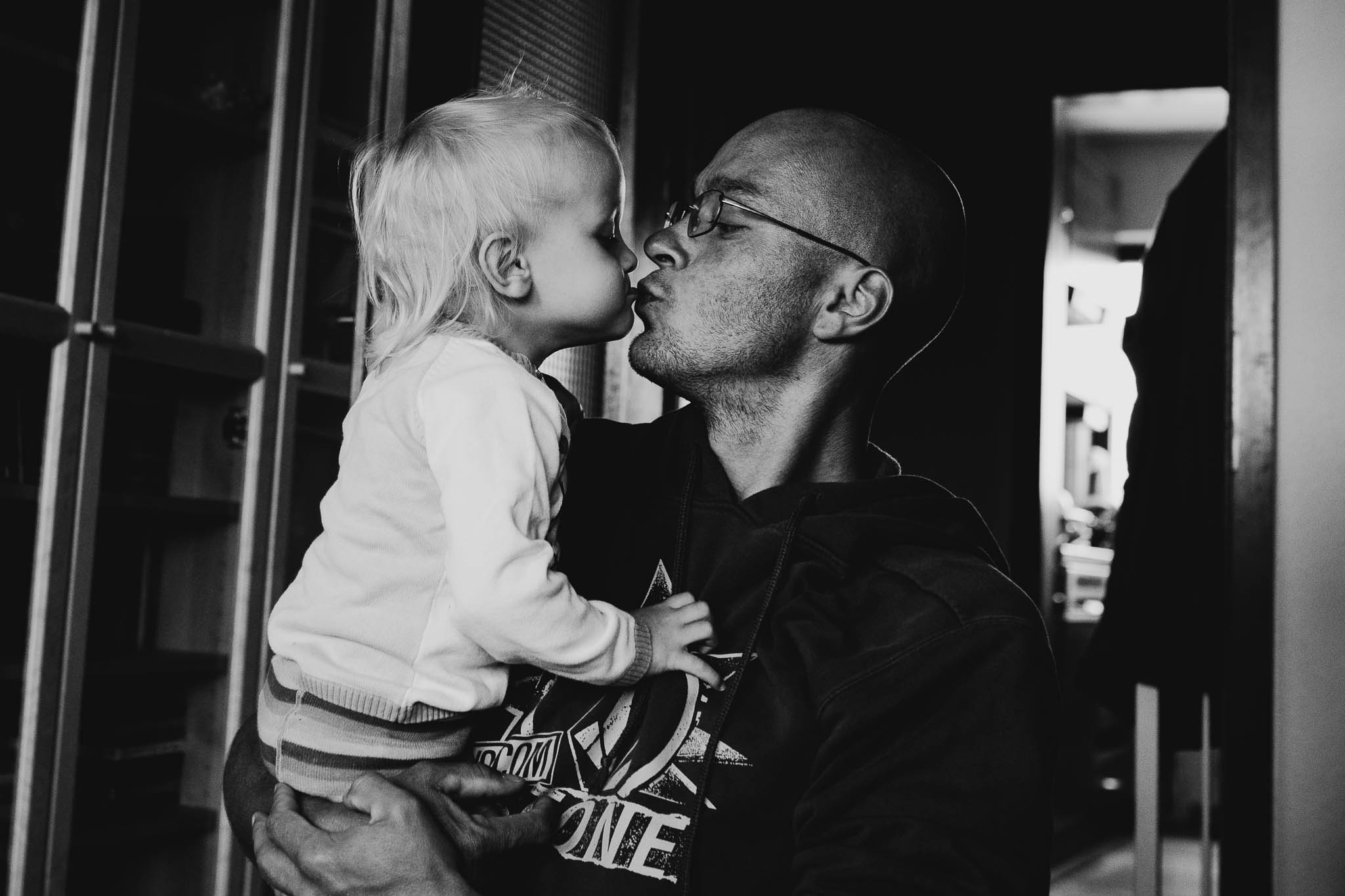 Papa und Tochter geben sich einen Kuss