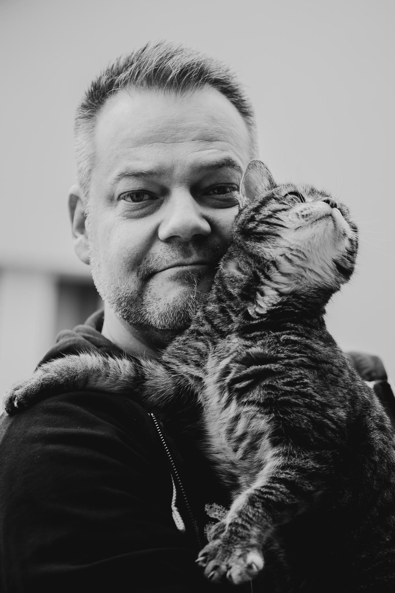 cats and their humans - Portrait von einem Mann mit seiner Katze