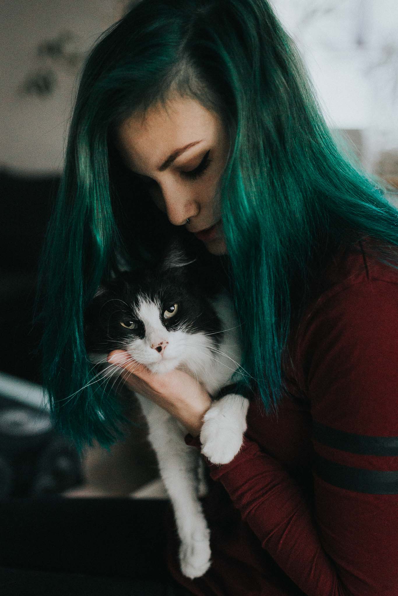 cats and their humans - Junge Frau mit einem Kater auf dem Arm