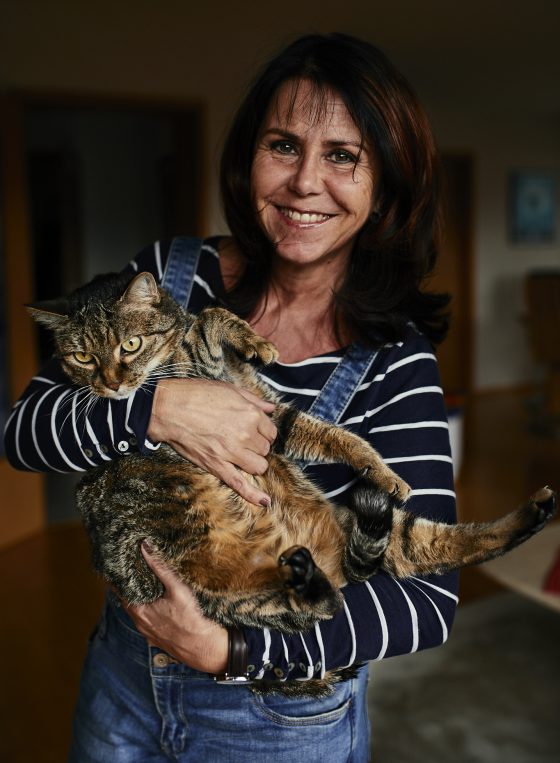 Frau mit Katze auf dem Arm für das Fotoprojekt cats and their humans