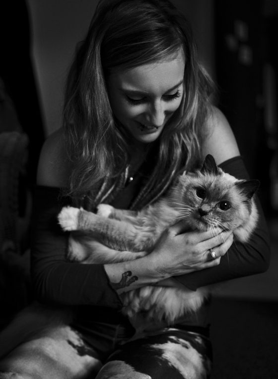Portrait von einer Frau mit Katze