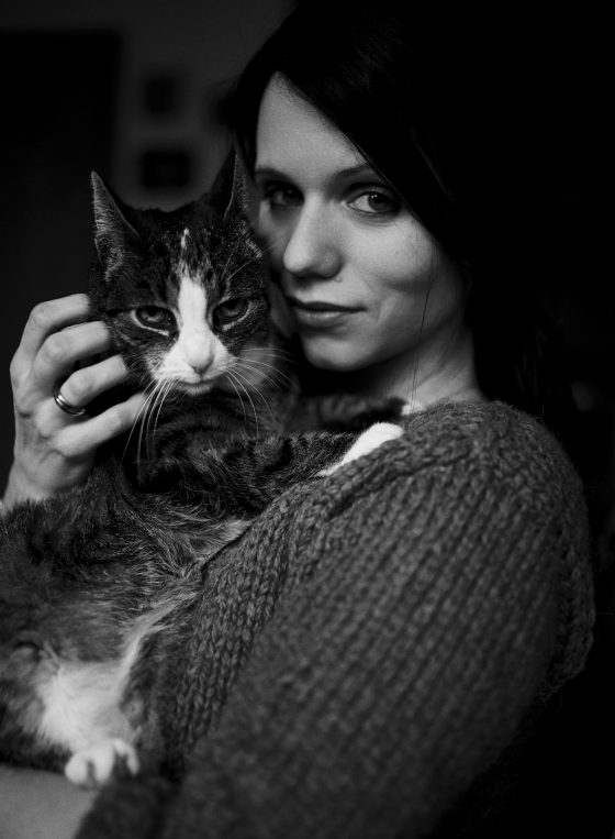 Portrait von einer Frau mit ihrer Katze