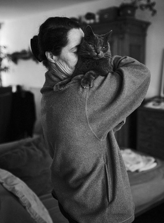 Portrait Frau und ihre Katze auf dem Arm