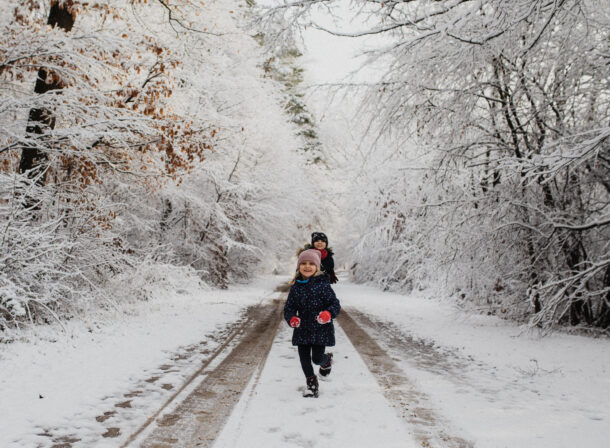 Kinder rennen im Schnee