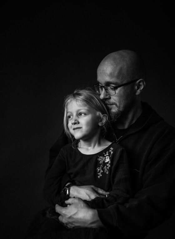 Schwarzweißes Portrait von Vater und Tochter
