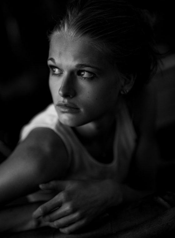 Portrait einer jungen Frau in schwarzweiss